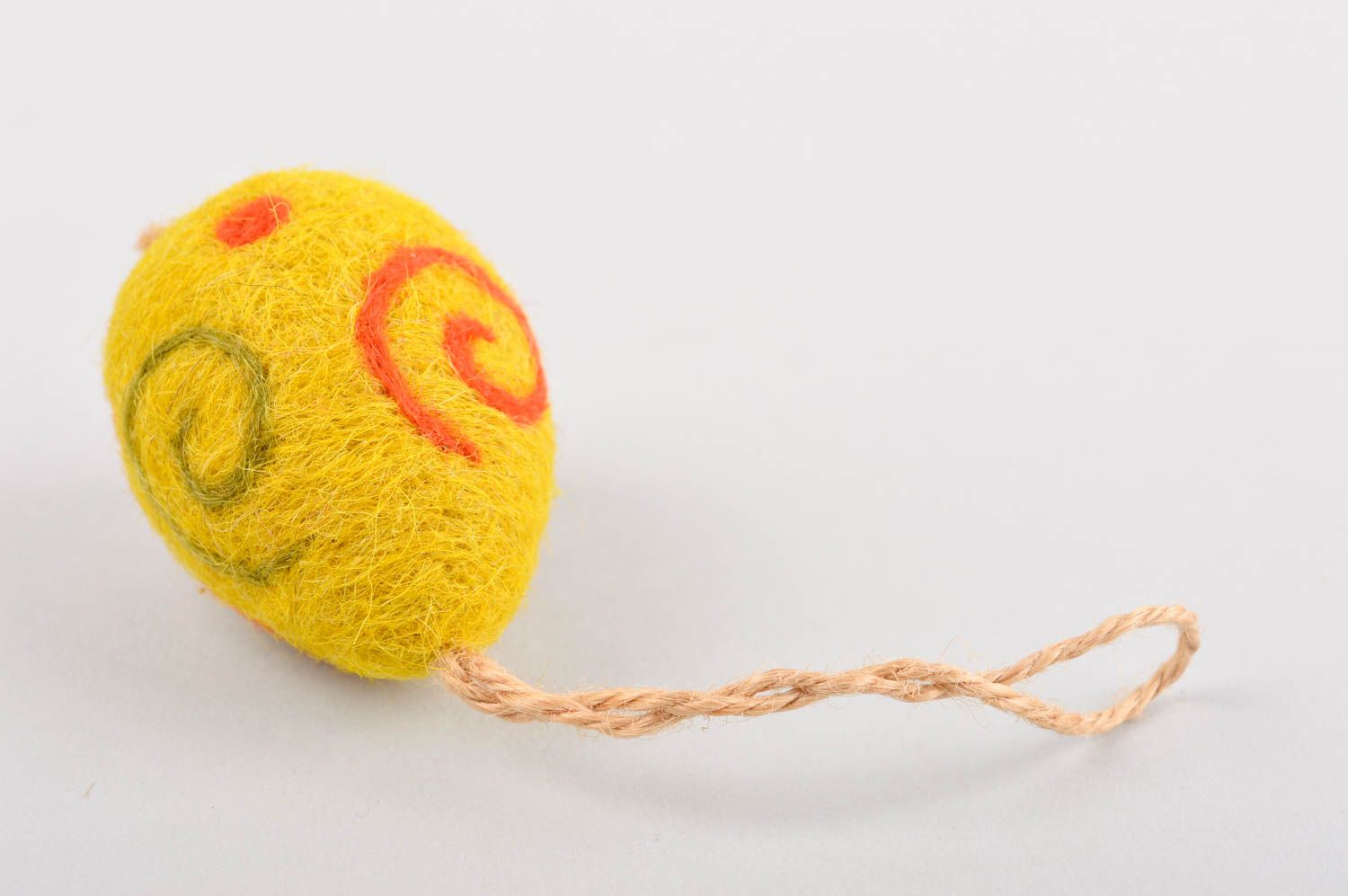Валяная игрушка ручной работы декор на стену игрушка из шерсти Желтое яйцо фото 3