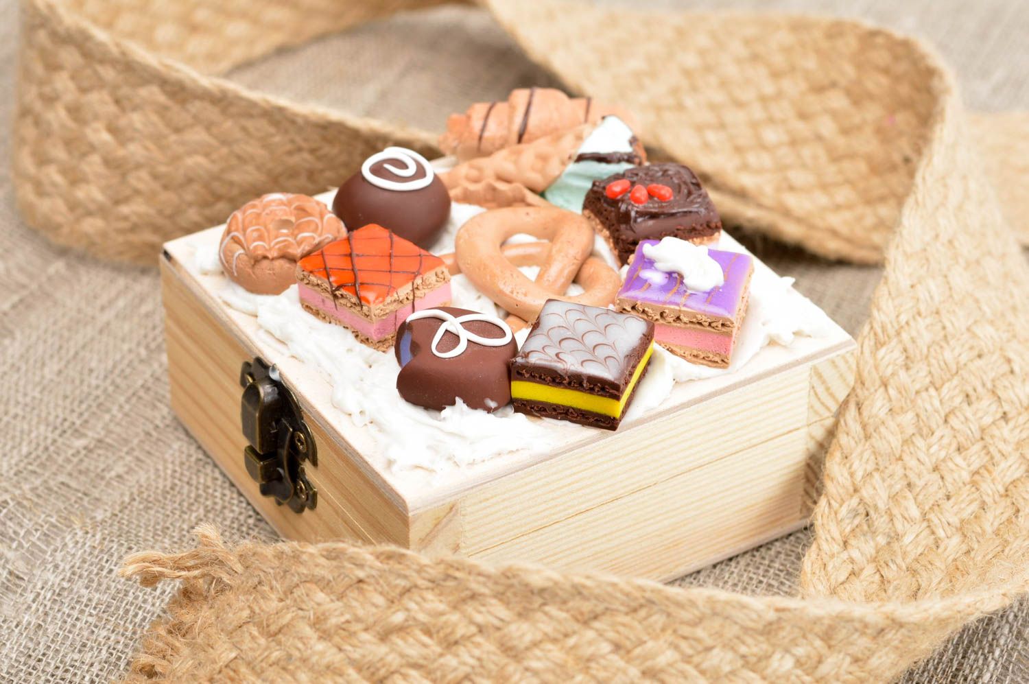 Portagioielli di legno fatto a mano cofanetto con dolci scrigno da bigiotteria
 foto 1