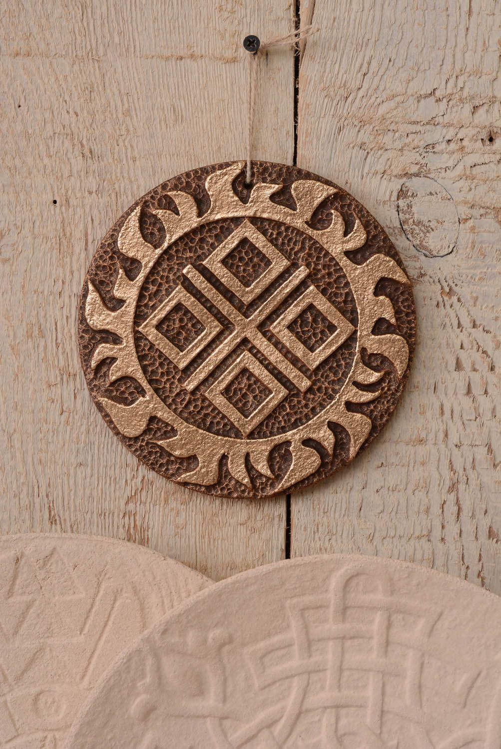 Prato decorativo de argila feito à mão para decoração da parede em estilo étnico Makosh foto 3