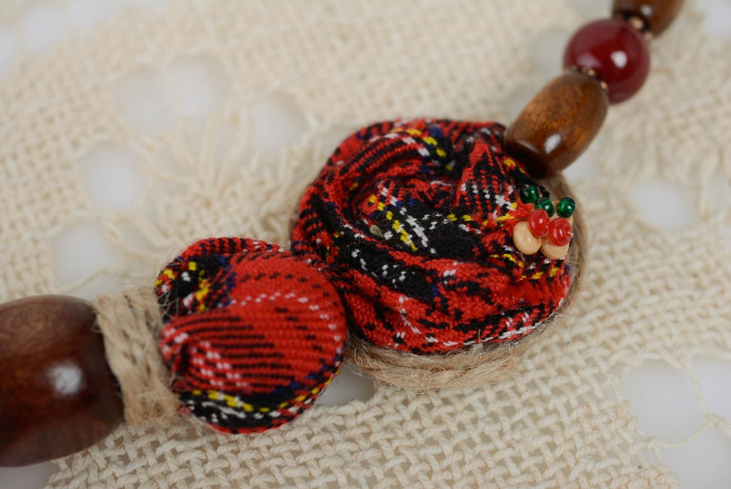 Collier en laine feutrée et perles de bois et de tissu rouge fait main  photo 2