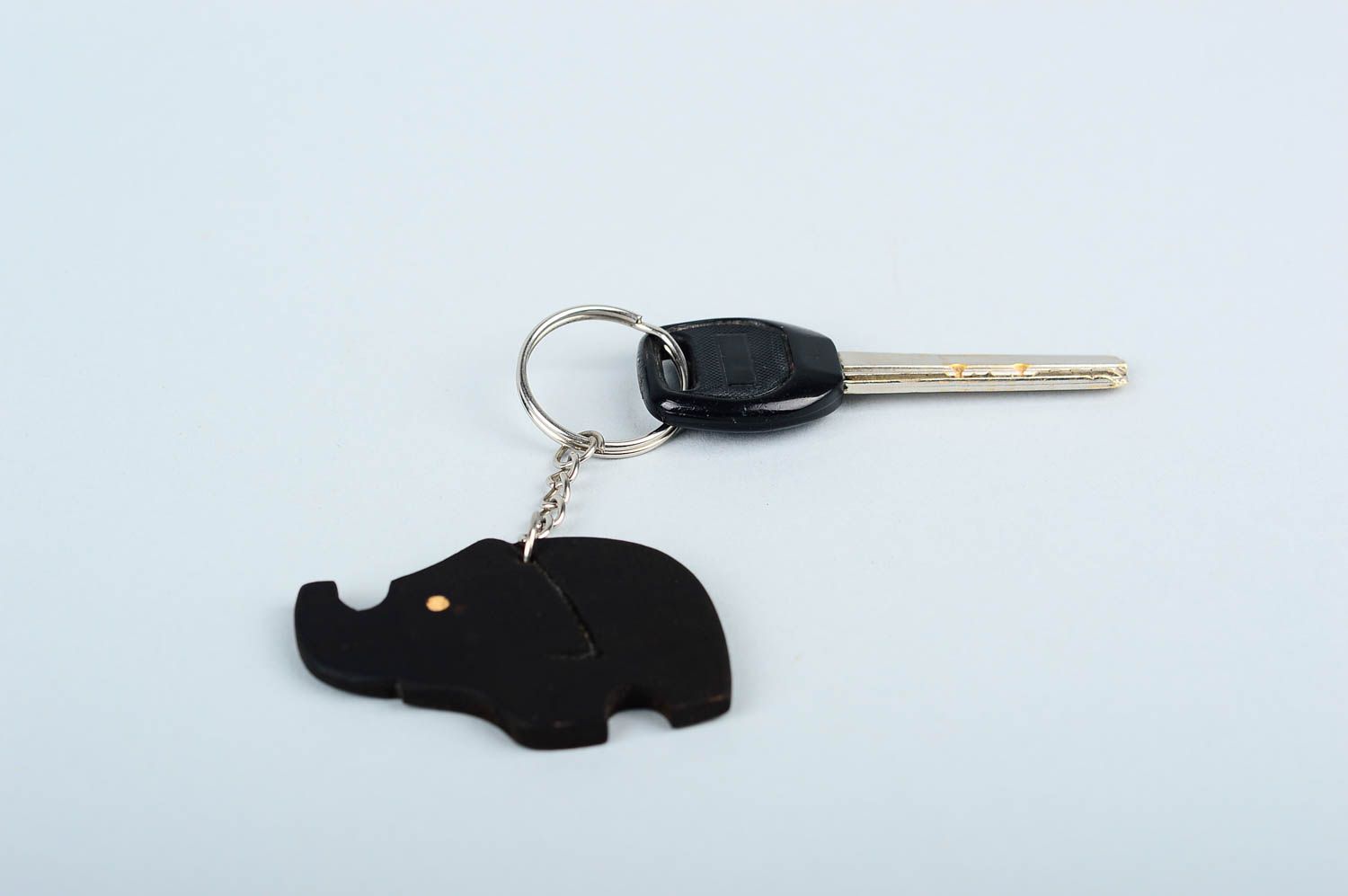 Брелок для ключей сувенир ручной работы брелок из дерева в виде слоника фото 1