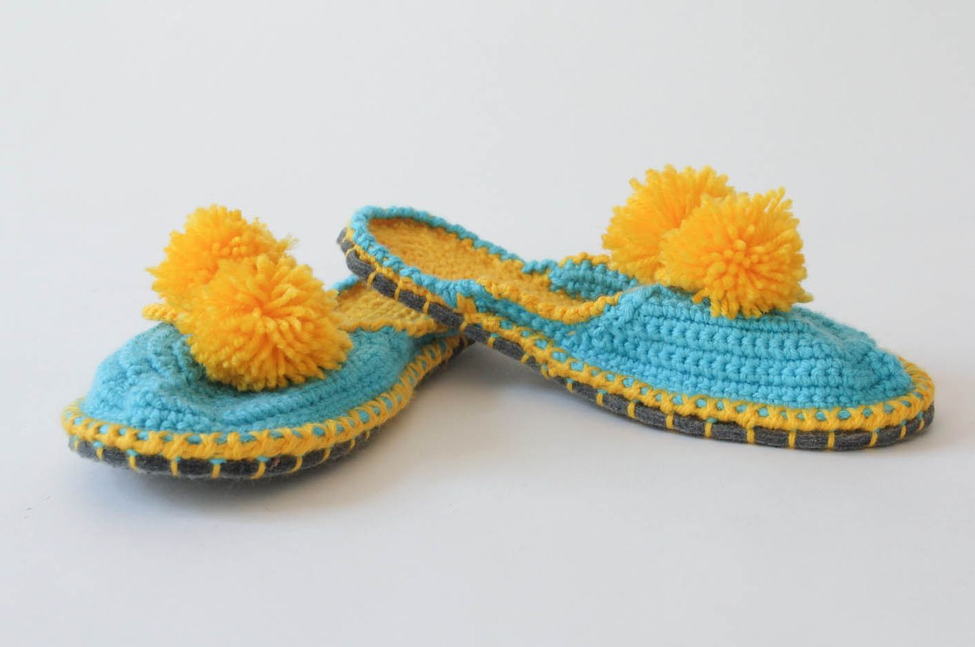 Pantofole da casa fatte a mano di lana in colore giallo blu da donna belle foto 3