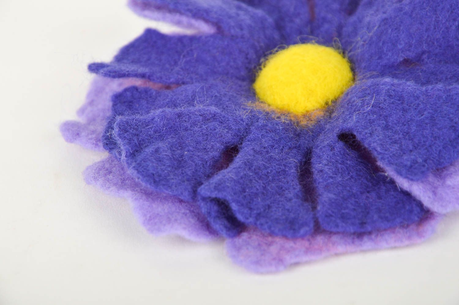 Broche fleur violette Bijou fait main en laine naturelle feutrage Cadeau femme photo 4