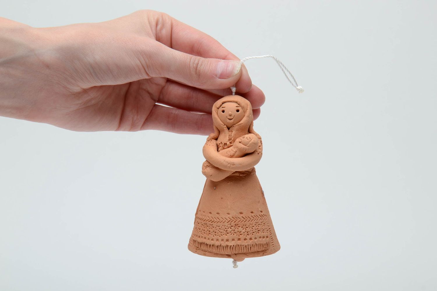 Колокольчик традиционная игрушка из глины в виде женщины фото 5