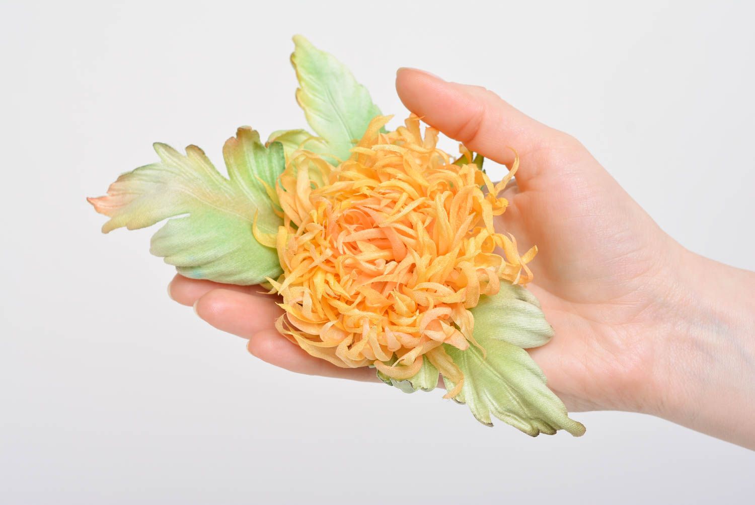 Яркая брошь из шелка в виде цветка ручной работы оранжевая оригинальная красивая фото 4