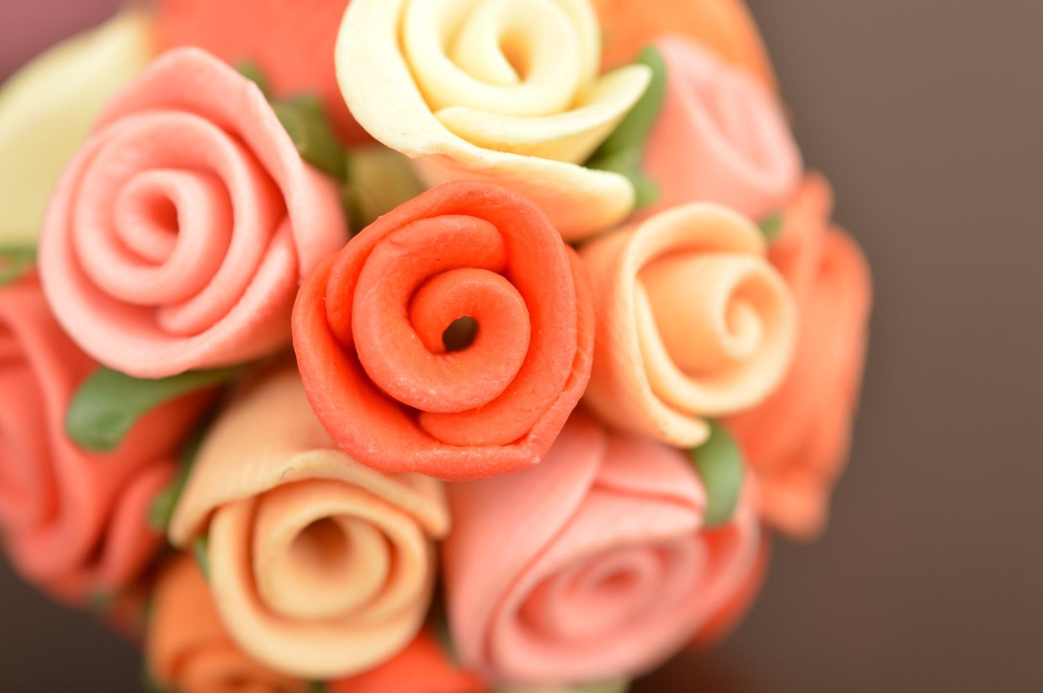 Handgemachter Blumen Anhänger aus Polymer Ton in Orange an Schnur mit Rosen foto 4