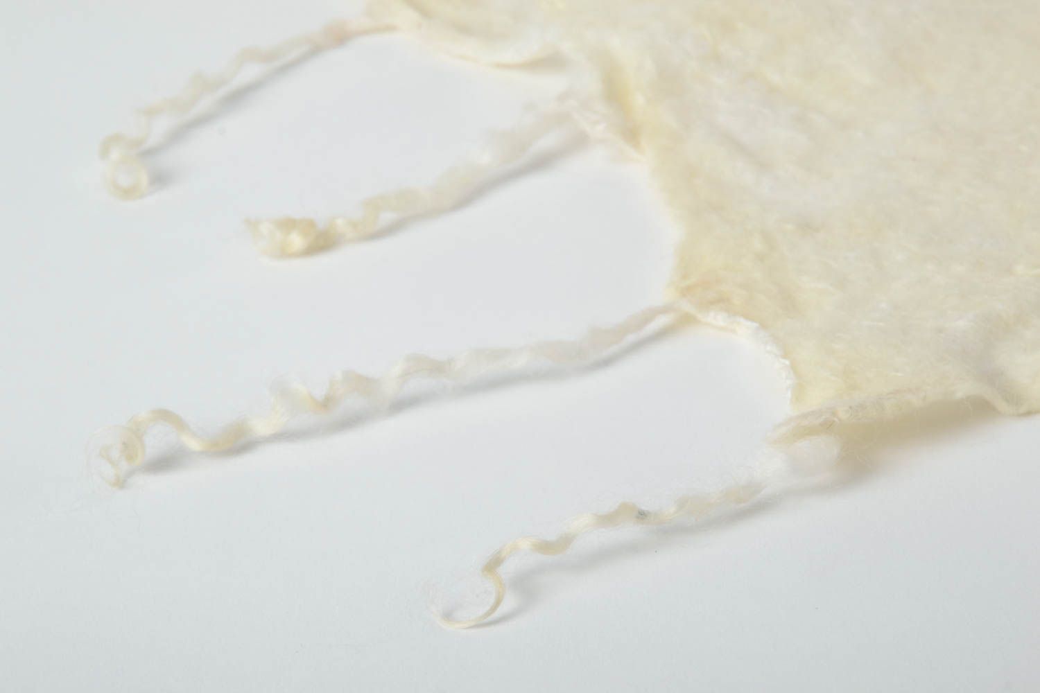 Grand Châle fait main en laine feutrée et fils de soie blanc Vêtement femme photo 3