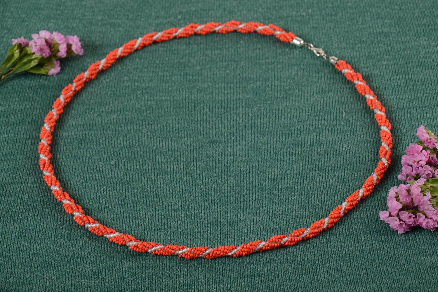 Collier orange en perles de rocaille tchèques fait main long fin élégant photo 1