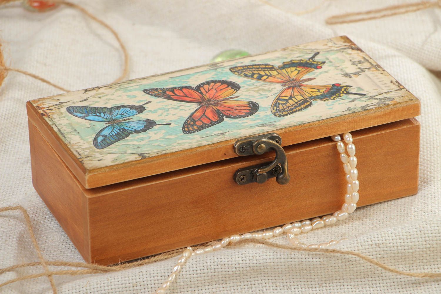 Caja de madera hecha a mano con estampado de mariposas  foto 1