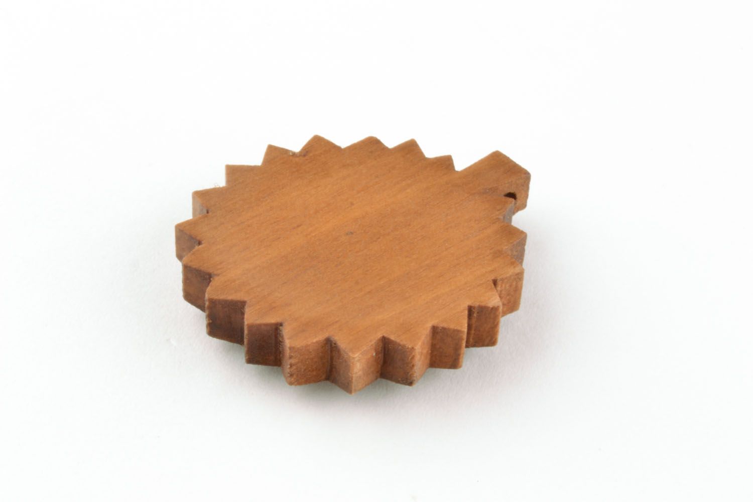 Amuleto de pescoço entalhado de madeira feita à mão  foto 5