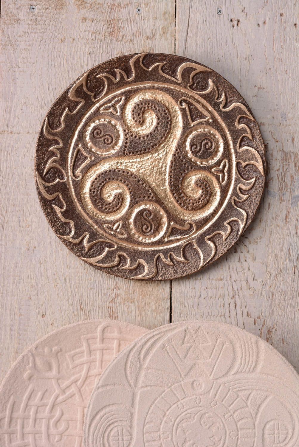 Prato decorativo talismã eslavo feito à mão de argila para decoração do interior em estilo étnico Triglav foto 3