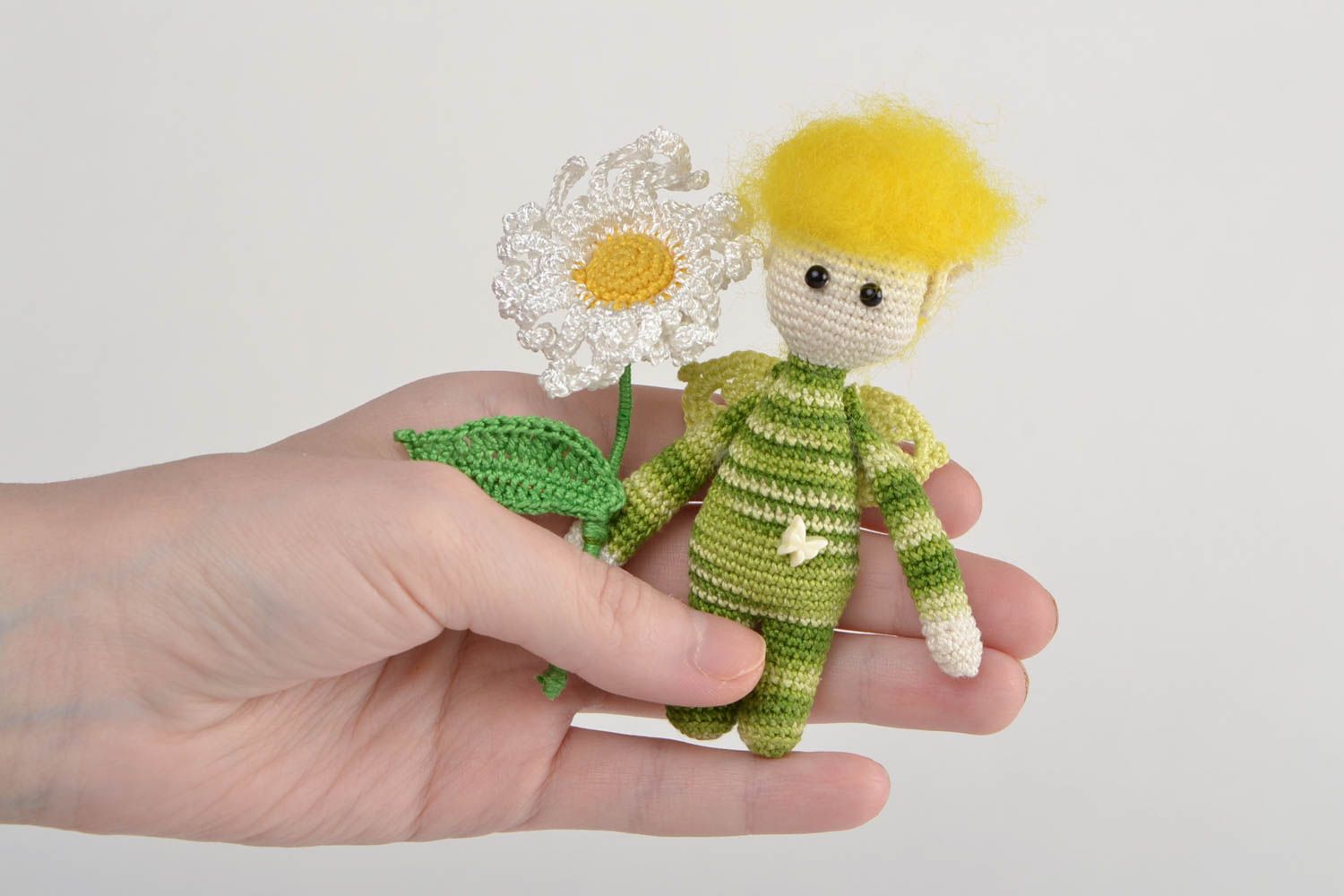 Handgemachte gehäkelte Puppe aus Baumwolle kleine Elfe mit Kamille für Kinder foto 2