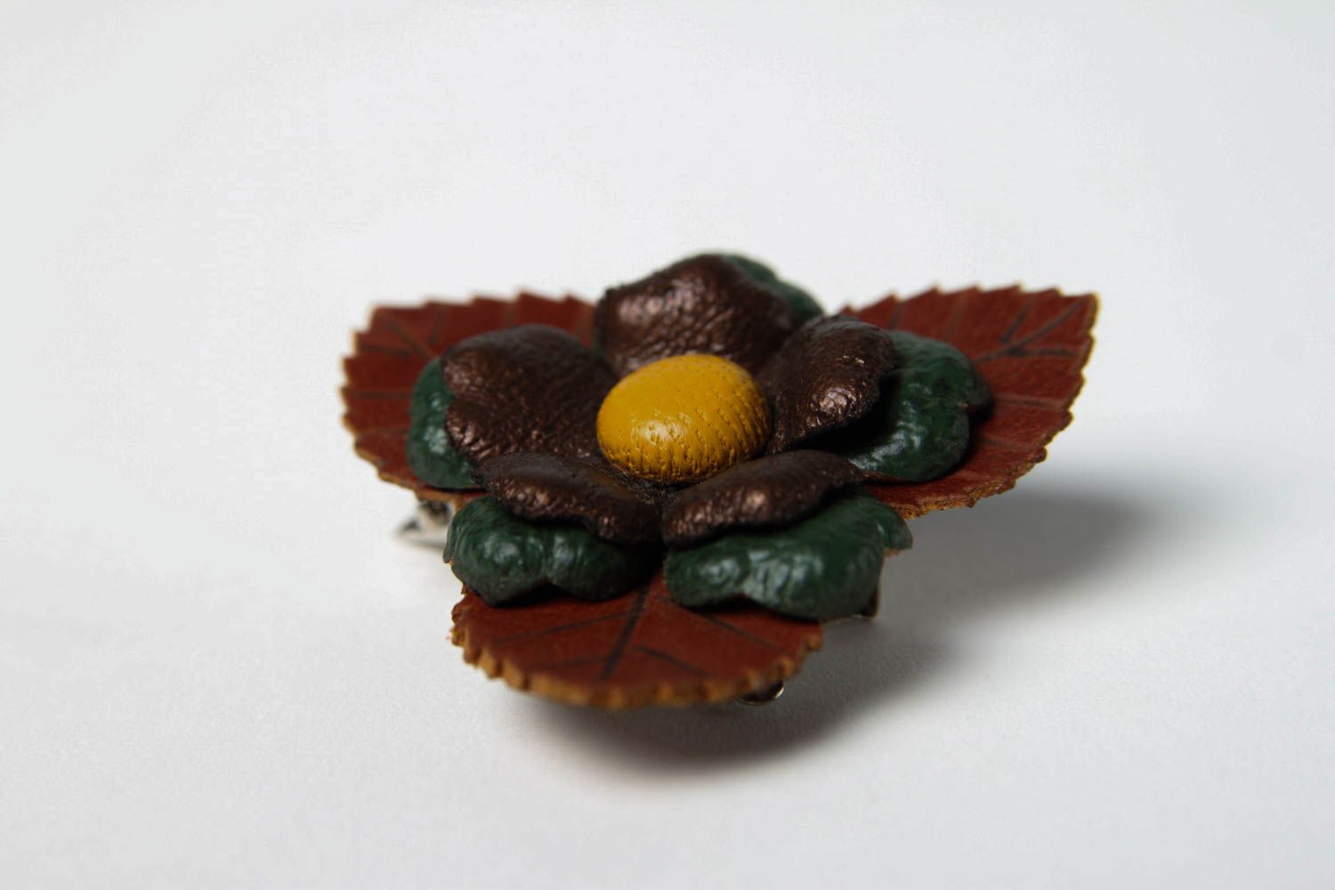 Spilla a forma di fiore di cuoio fatta a mano accessori originali fermaglio  foto 4
