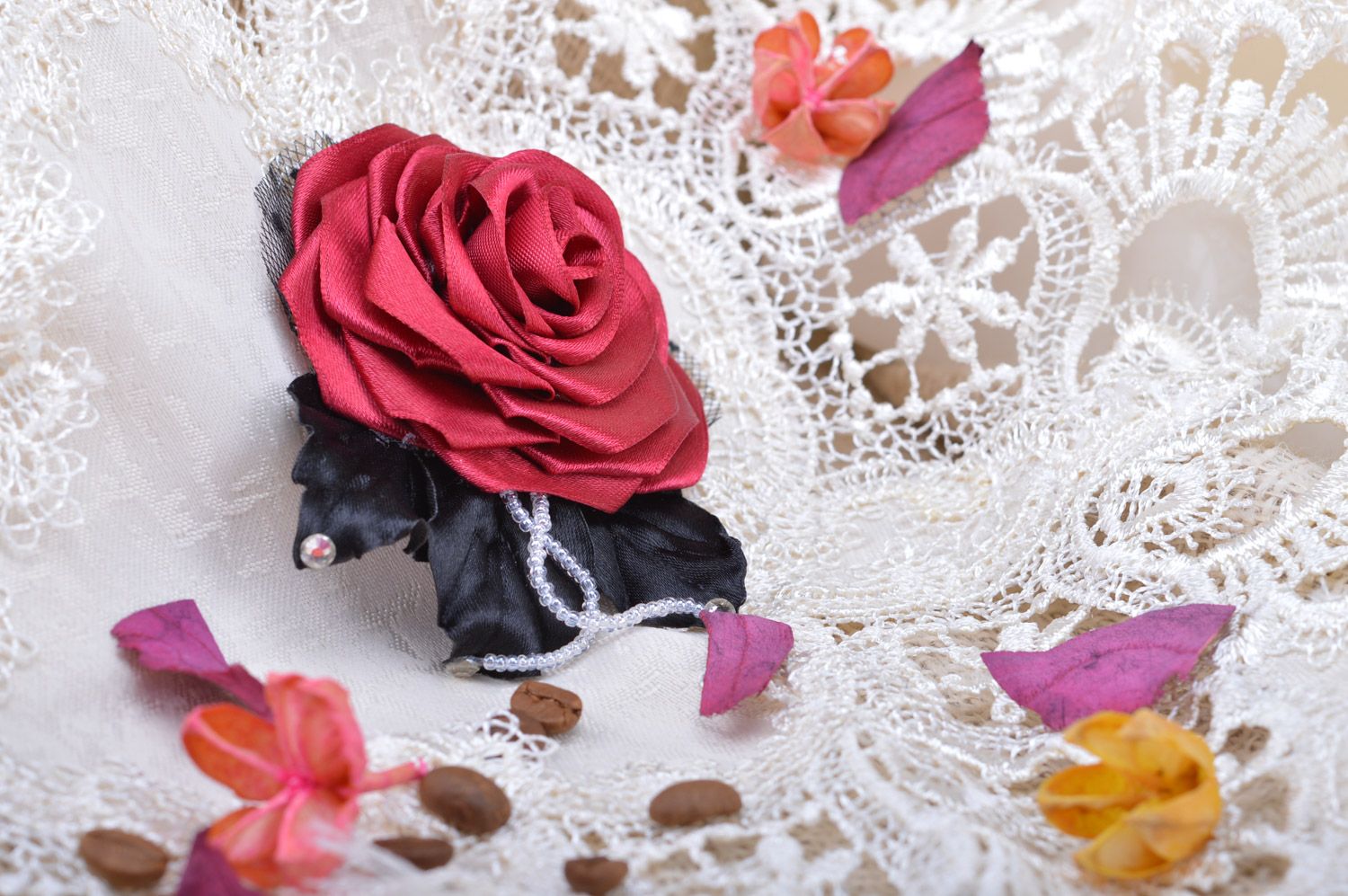 Брошь в виде розы из атласной ткани со стразами и бисером бордовая ручной работы фото 1