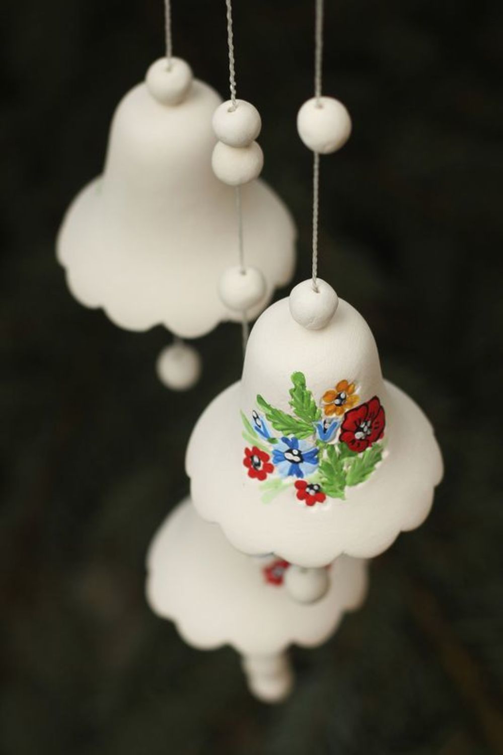 Clochettes blanches en céramique avec dessin de fleurs photo 4