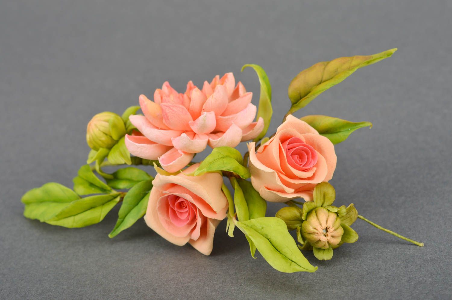 Ramito de flores para el pelo artesanal de color rosado de tamaño mediano estiloso foto 2
