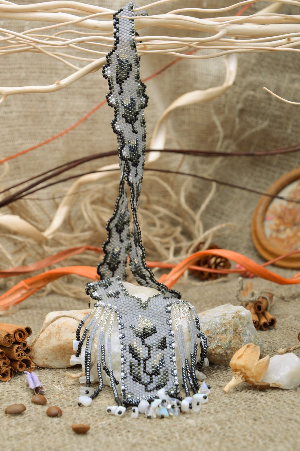 Handgemachter Halsschmuck aus Glasperlen in grauen Farbtönen künstlerisch nett foto 1