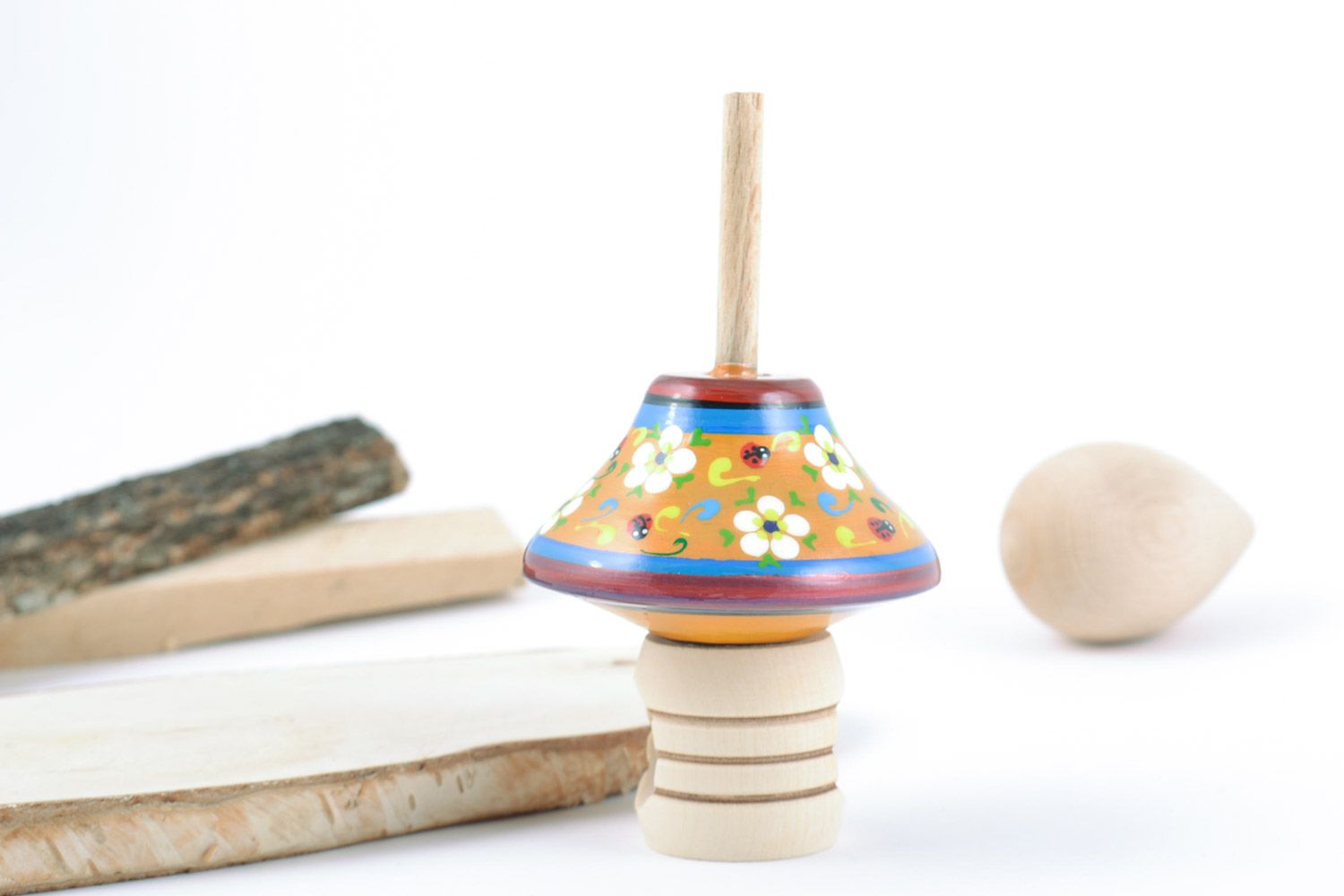 Petit jouet toupie fait main en bois naturel multicolore original pour enfant photo 1