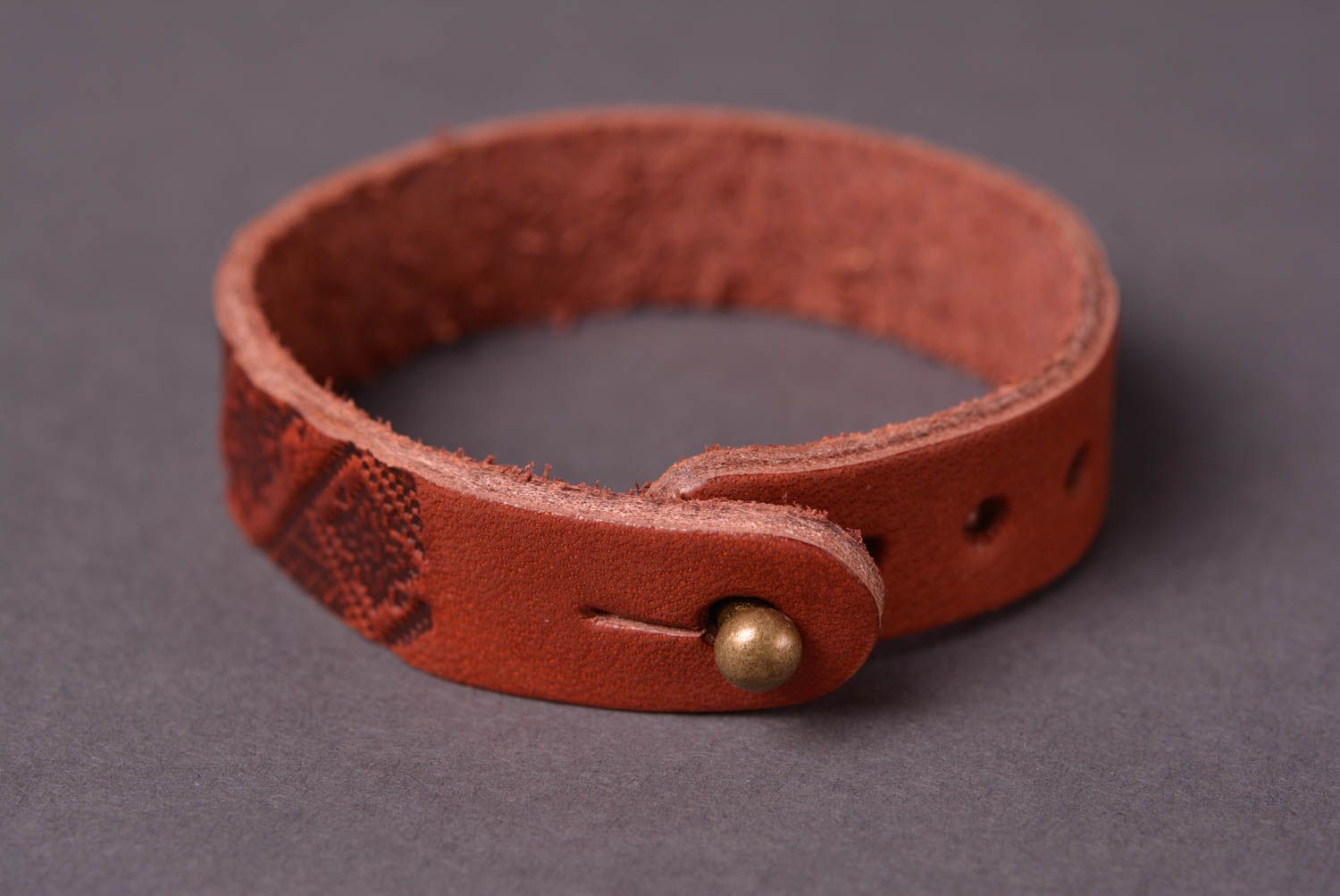 Кожаный браслет ручной работы аксессуар из кожи коричневый браслет на руку фото 4