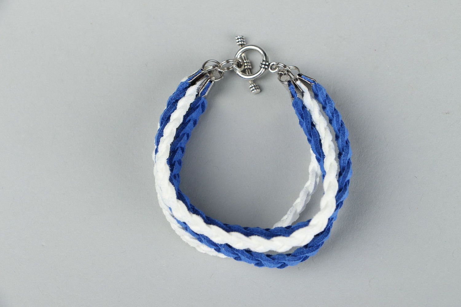 Bracelet fait main en daim de couleurs bleue et blanche   photo 3