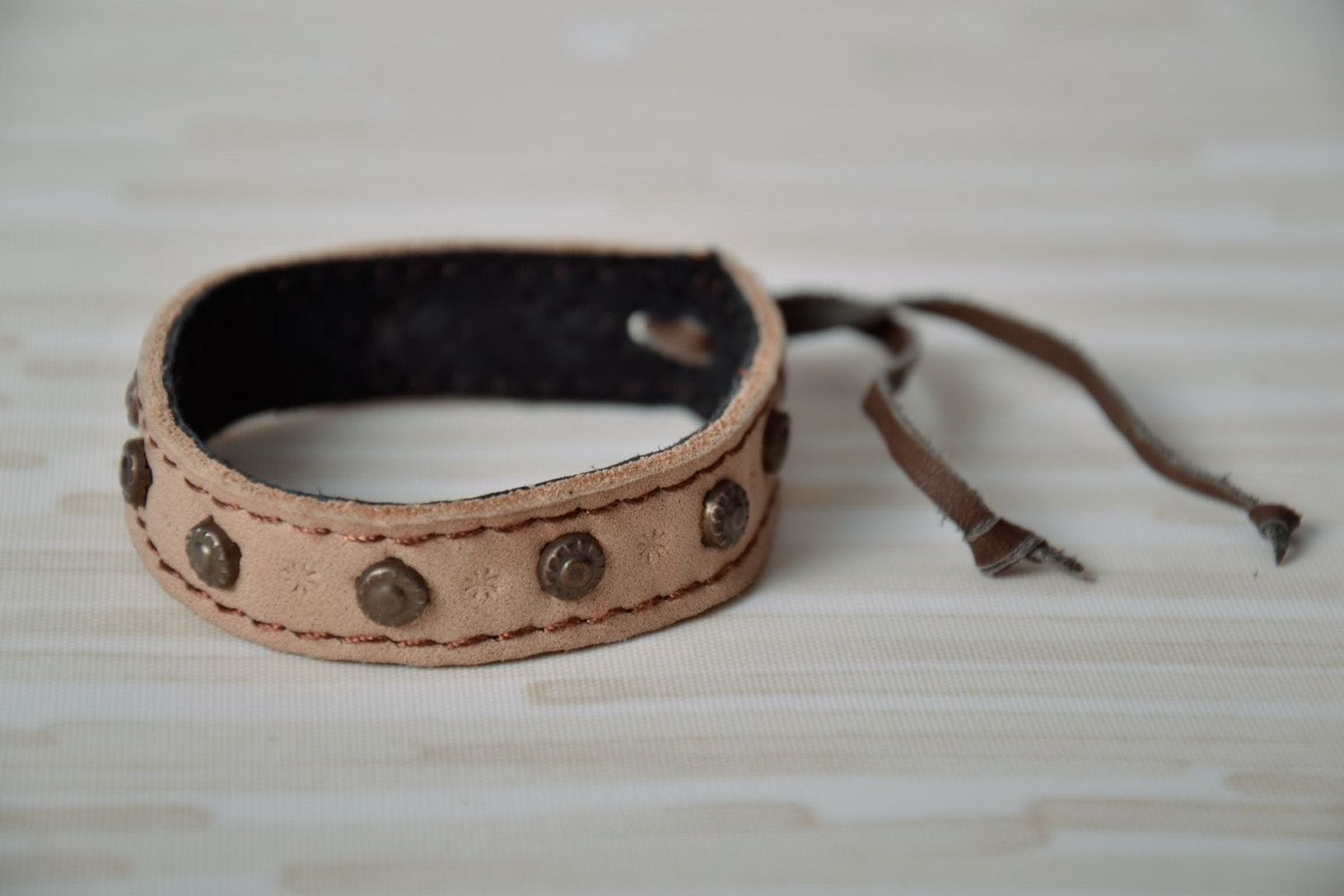 Light brown leather bracelet photo 2