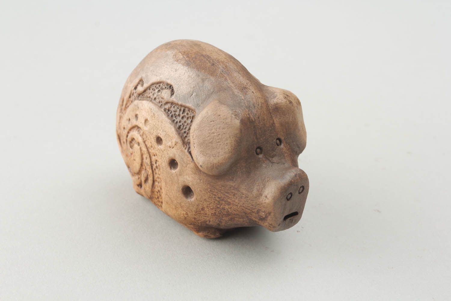 Silbato de cerámica en forma de cerdo foto 4
