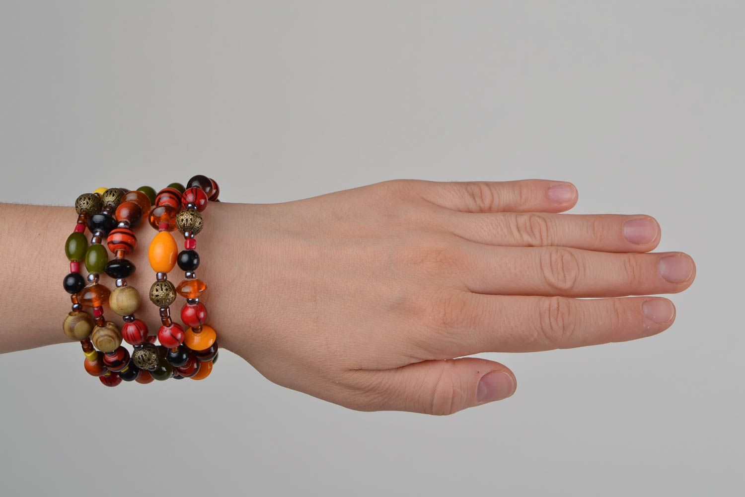 Handgemachtes mehrreihiges Armband aus Perlen aus Glas und Holz künstlerisch foto 3