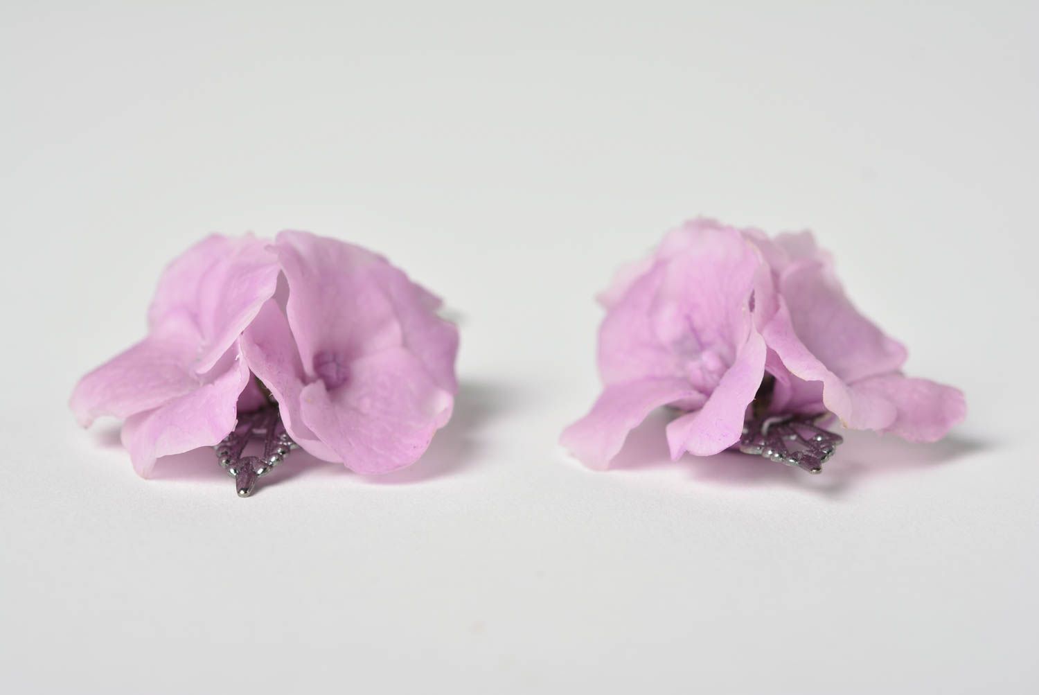 Fliederblaue zarte handgemachte Ohrringe mit Blumen aus Polymerton für Damen foto 3