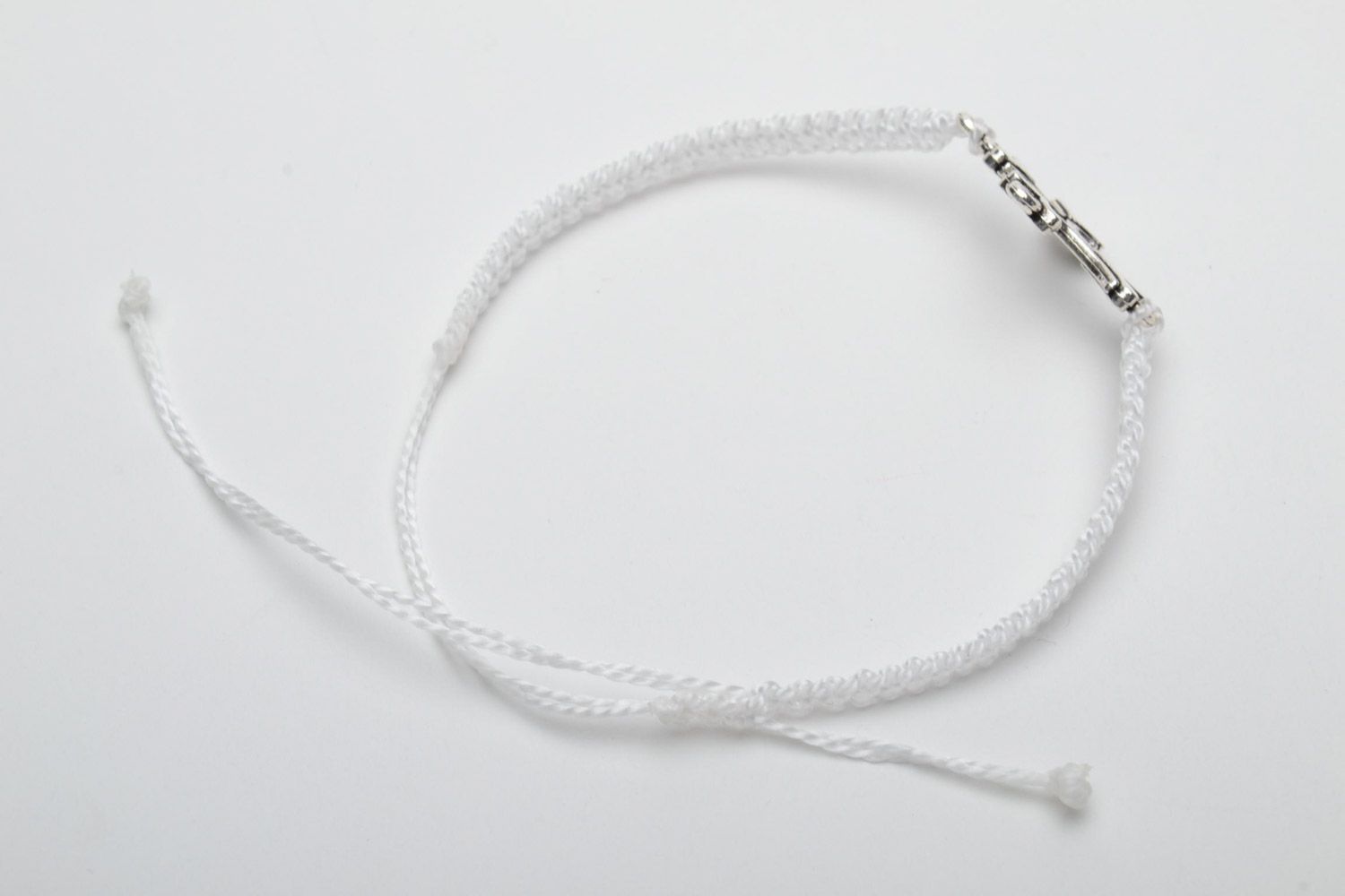 Weißes frauliches wunderbares hangemachtes Armband aus Fäden mit Kreuz aus Metall foto 4