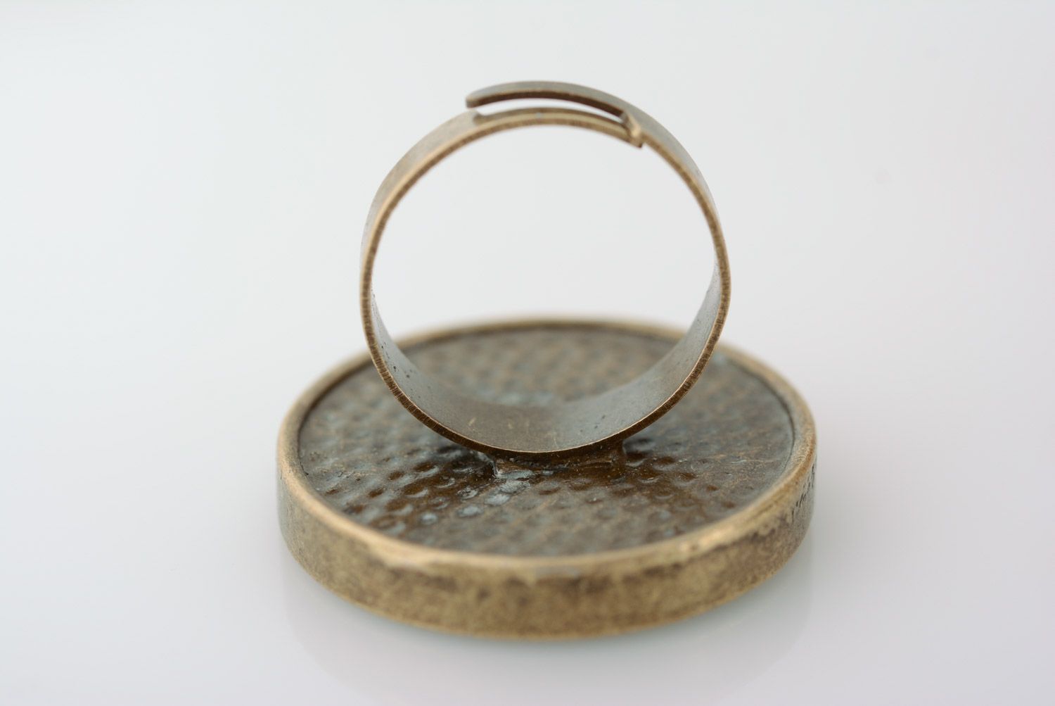 Металлическое кольцо с живым цветком в эпоксидной смоле ручной работы круглое фото 5