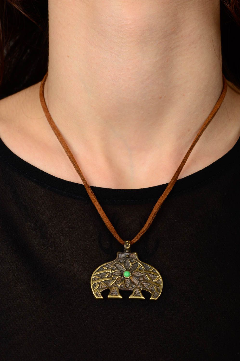 Pendentif bronze Bijou fait main pierre naturelle lacet marron Accessoire femme photo 2