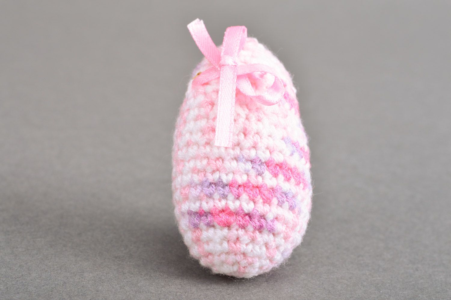 Декоративное яйцо из полушерстяных ниток с бантиком ручной работы розовое мягкое фото 2