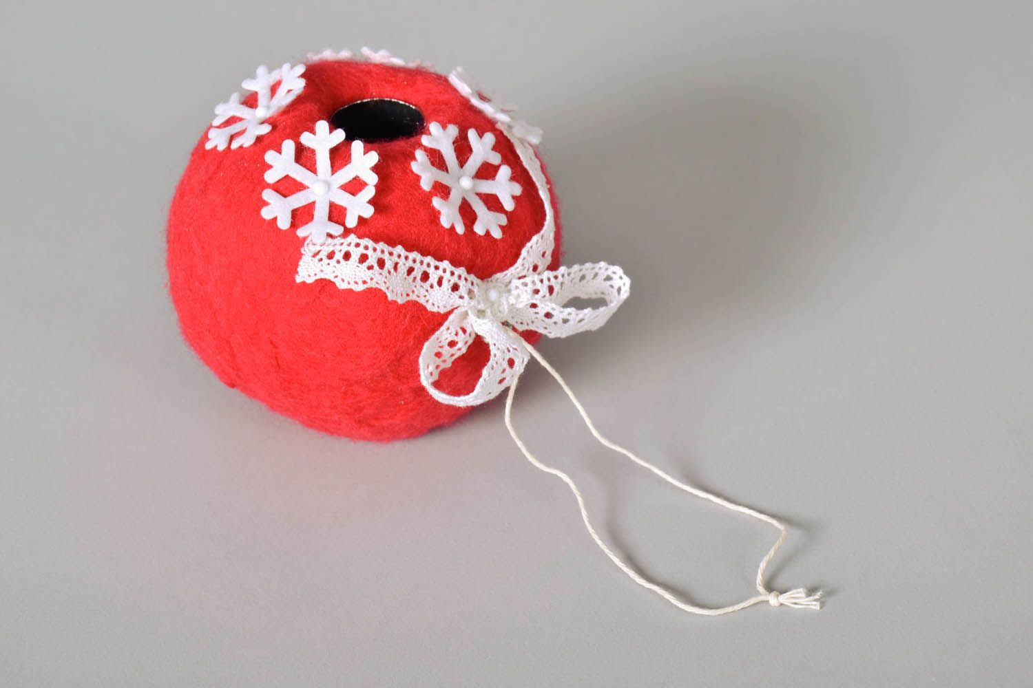 Decoração de Natal feita à mão numa base de plástico tricotada a mão decorada com  lã e rendas foto 3