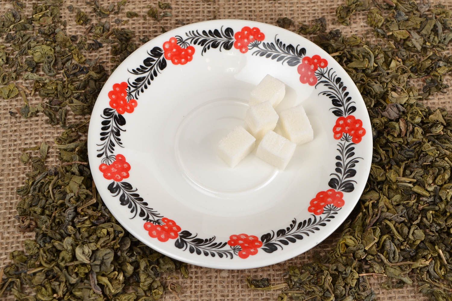 Блюдце из фарфора под чашку белой с орнаментом в этническом стиле ручной работы фото 1