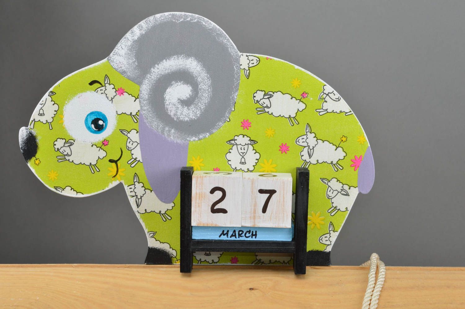 Детский календарь в виде барашка из фанеры декупаж зеленый ручной работы фото 2
