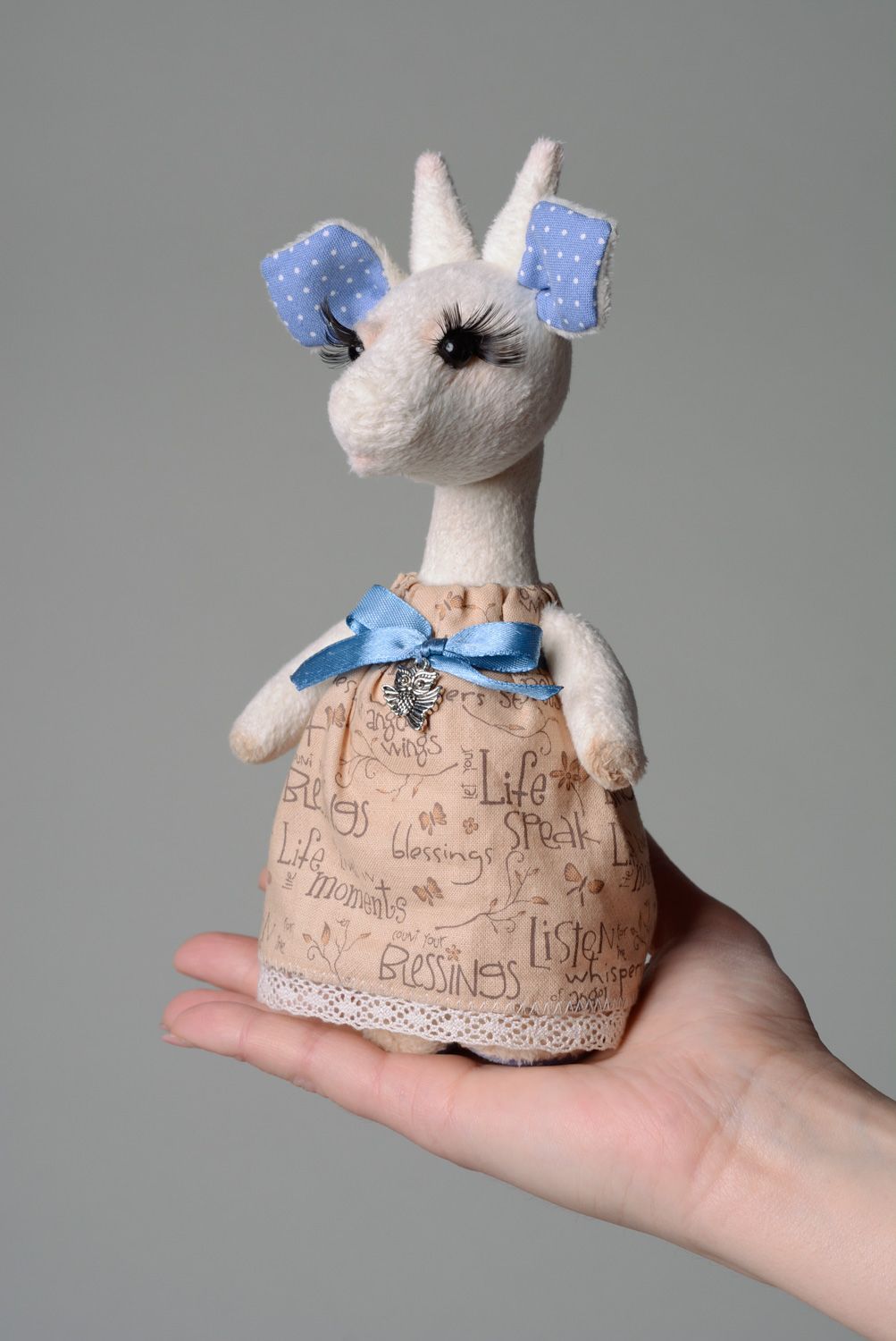 Künstlerische Kuscheltiere handgemacht aus Plüsch Ziege im Kleid aus Baumwolle  foto 4