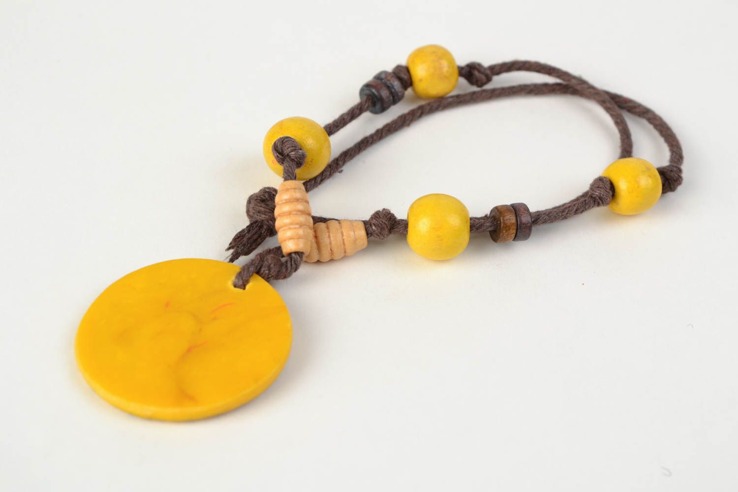 Collier avec pendentif en pâte polymère jaune rond peint d'acrylique fait main photo 5