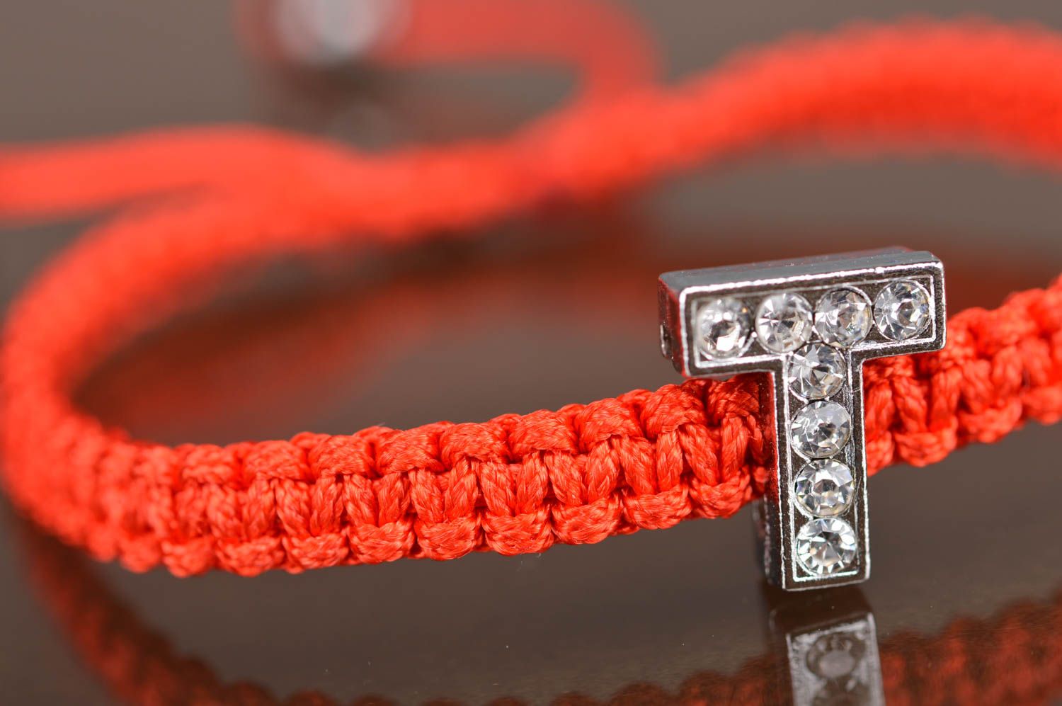 Простой плетеный браслет с буквой Т аксессуар ручной работы красного цвета фото 2