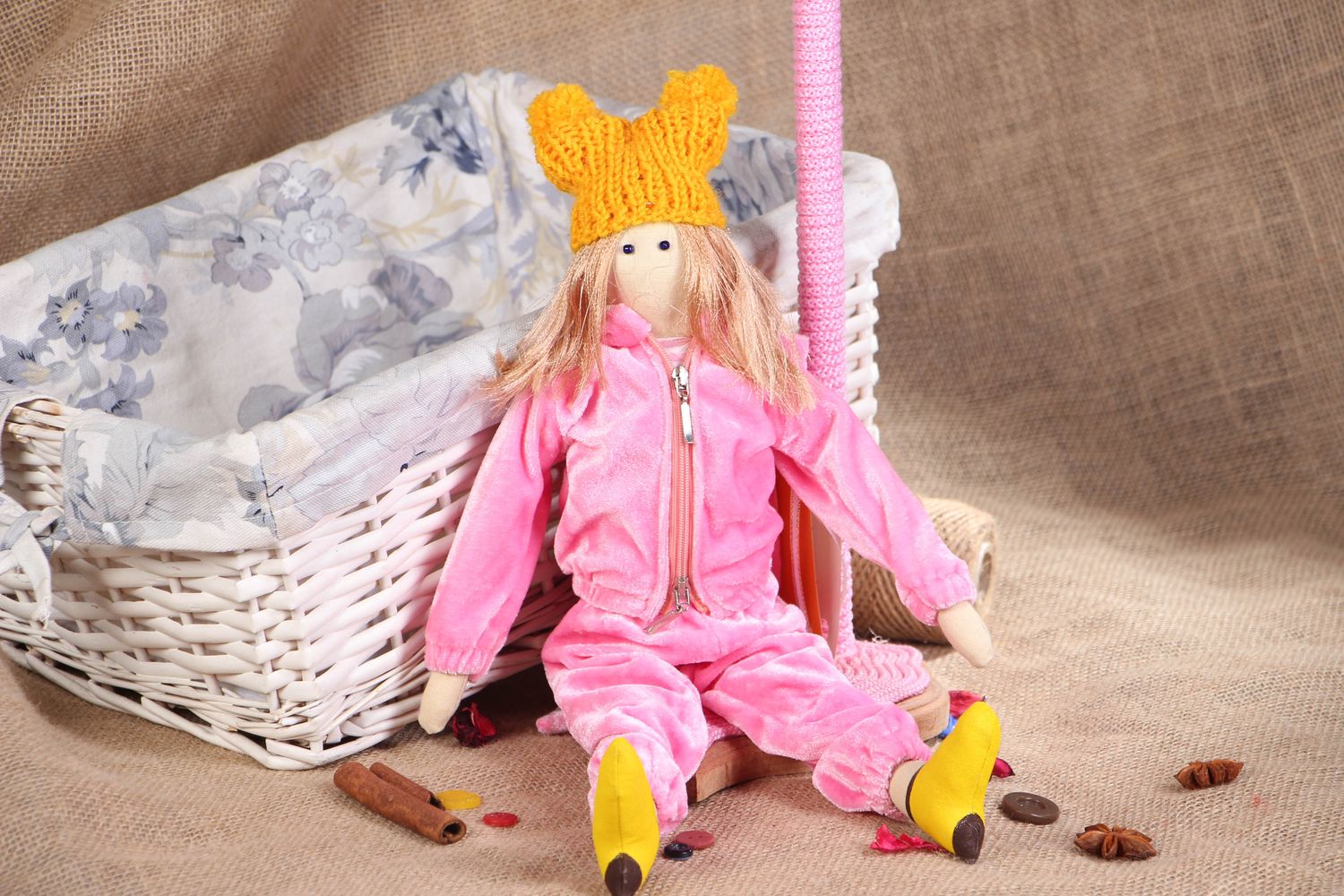 Muñeca de autor en soporte Niña en traje deportivo rosado foto 5