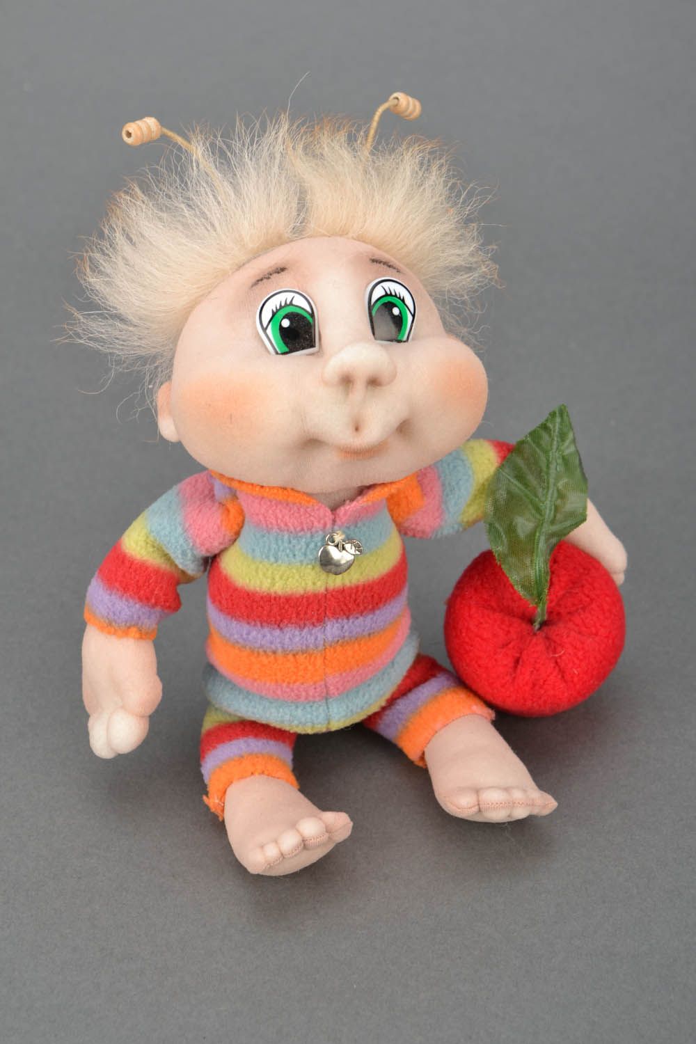 Joli jouet en textile fait main Garçon avec une pomme photo 4