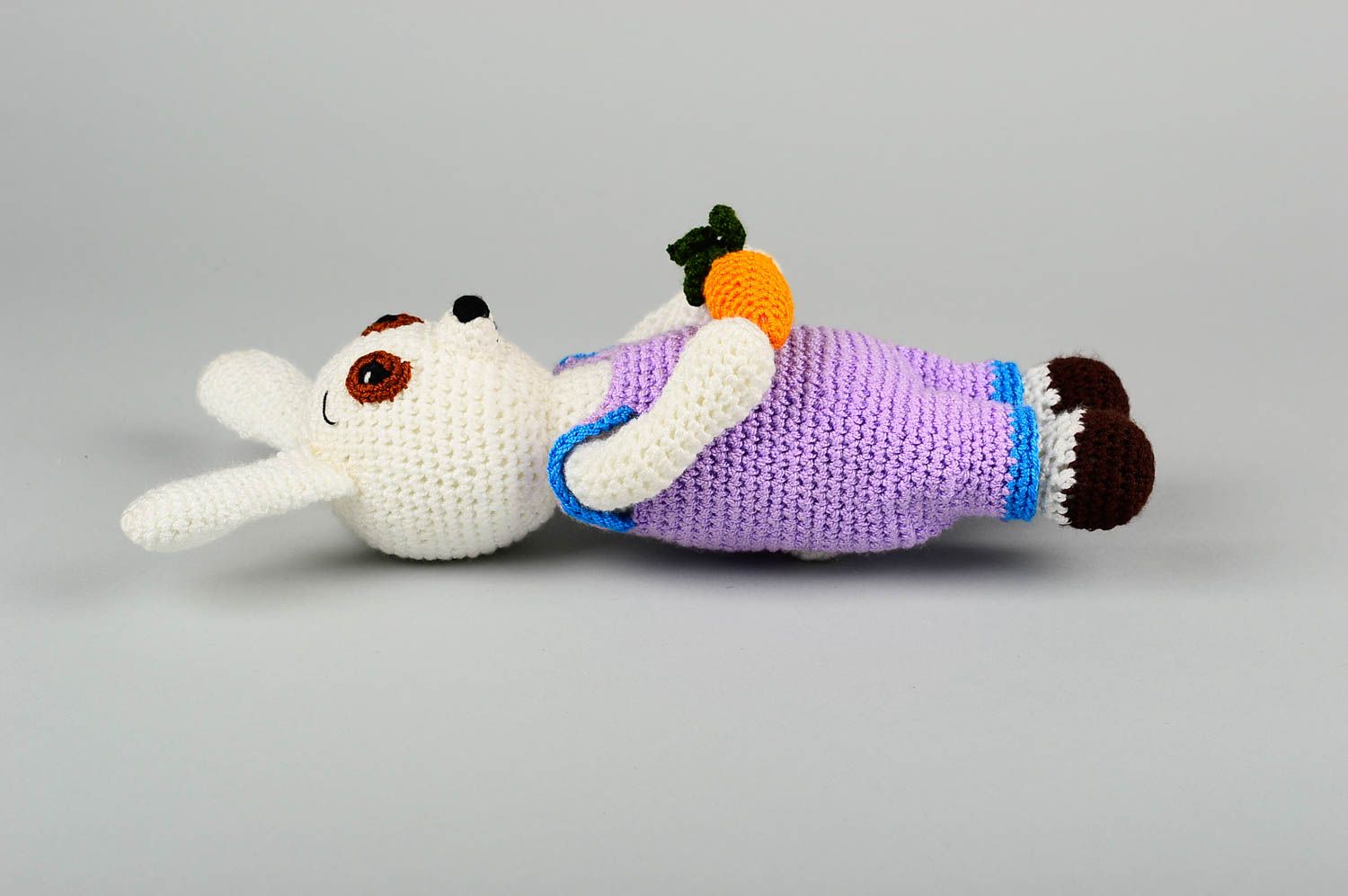 Jouet lapin avec carotte fait main Peluche tricot au crochet Décoration maison photo 3