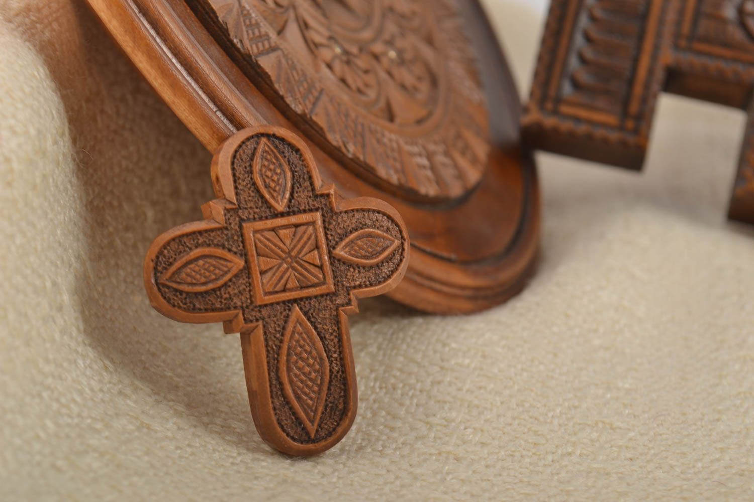 Croix pectorale faite main Pendentif en bois verni sculpté Objet religieux photo 1