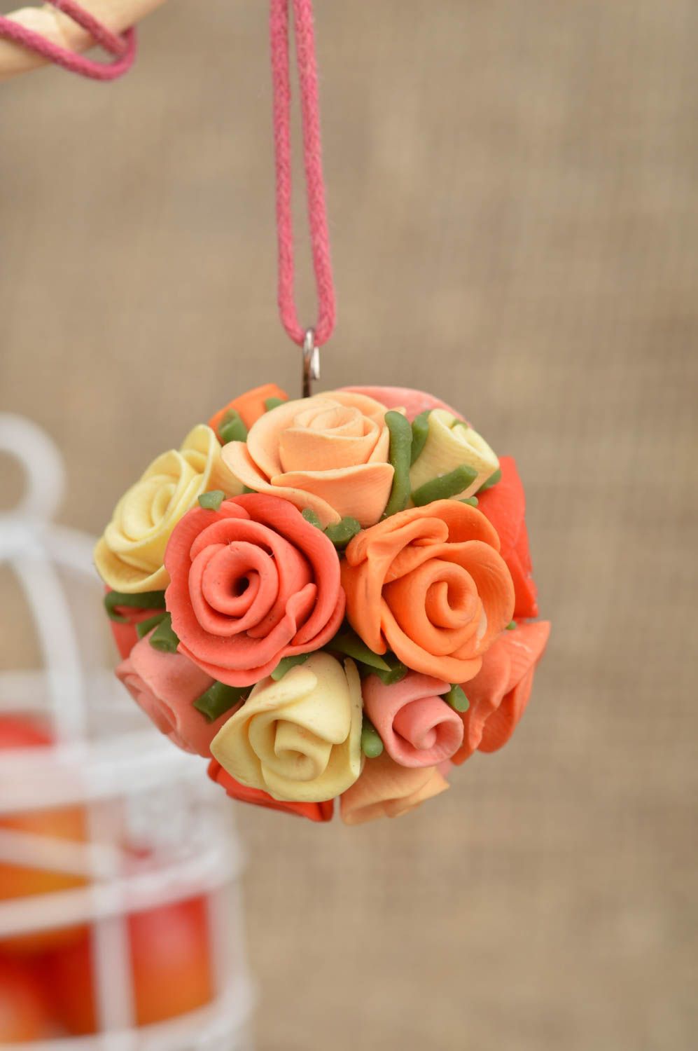 Handgemachter Blumen Anhänger aus Polymer Ton in Orange an Schnur mit Rosen foto 1
