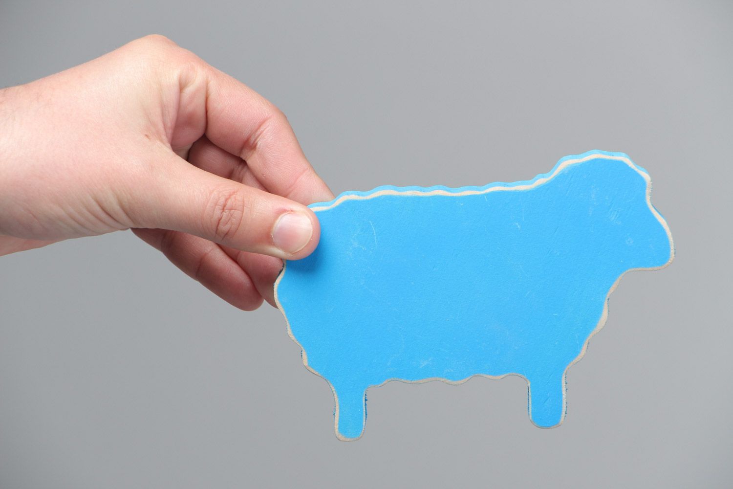 Petite figurine plate en bois peinte bleue faite main en forme de mouton photo 5