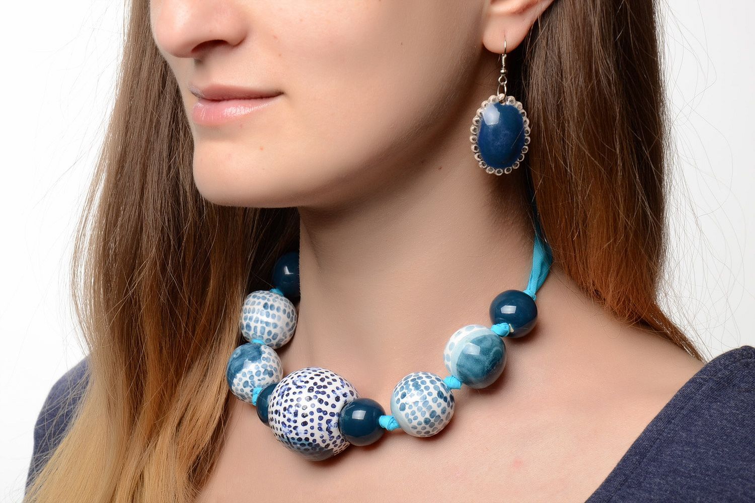 Conjunto de adornos artesanales de arcilla collar y pendientes de mujer pintados con esmaltes  foto 1