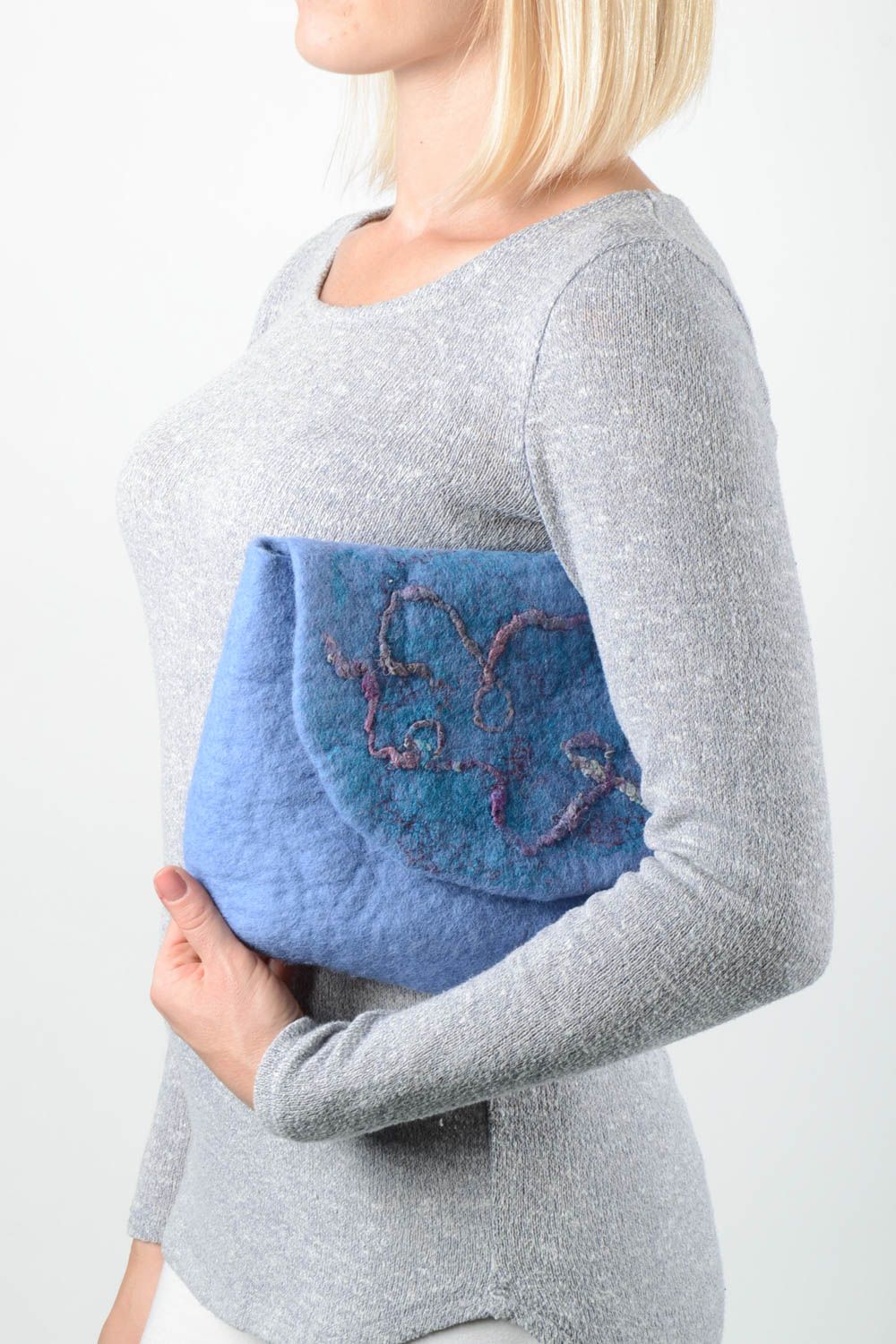 Blaue zarte stilvolle handmade Clutch Tasche Accessoire für Frauen Filz Tasche foto 2