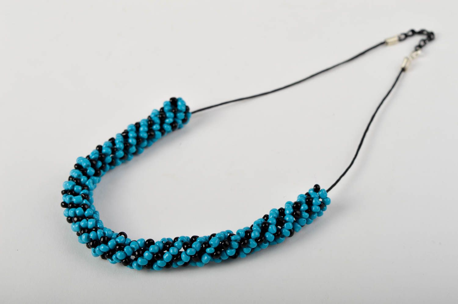 Ожерелье ручной работы украшение из бисера авторское украшение голубое с черным фото 2