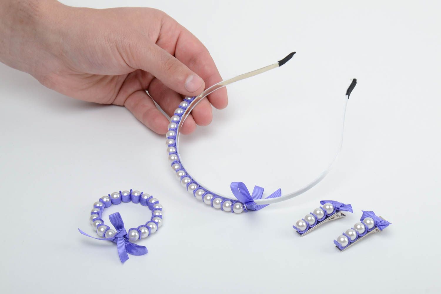 Handgemachtes Schmuck Set aus Kunststoffperlen 4 Stück Haarreif Armband und zwei Haarspangen  foto 5