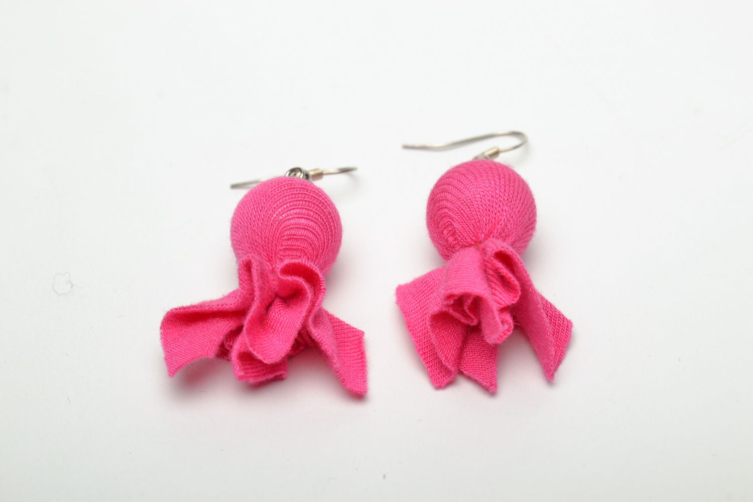 Boucles d'oreilles roses en perles fantaisie recouvertes de tissu  photo 3