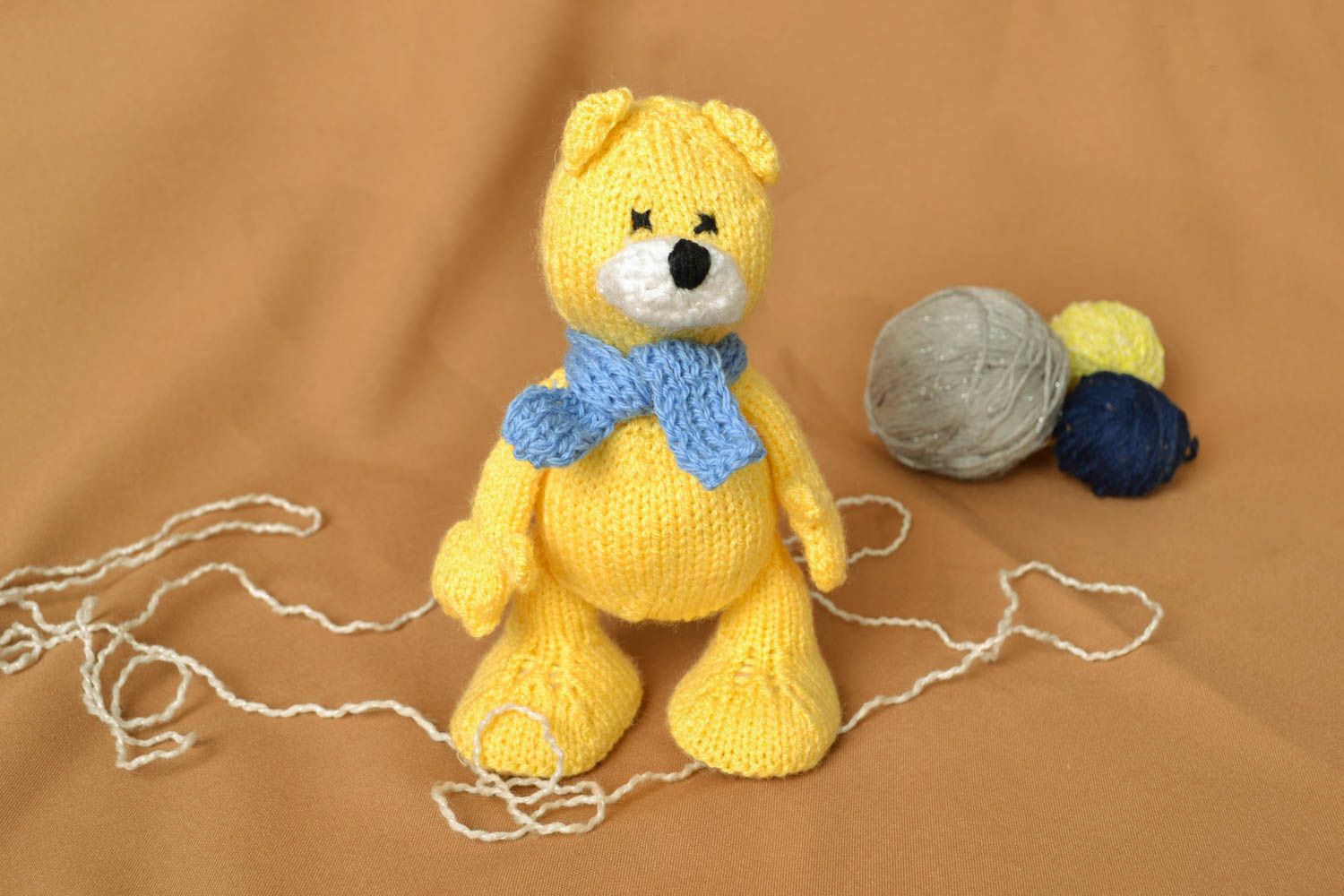 Мягкая вязаная игрушка Медвежонок в шарфике фото 5